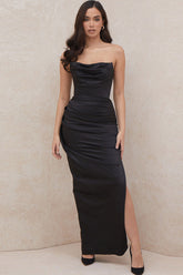 Seidiges, hochgeschlitztes, trägerloses, gerüschtes Maxikleid aus Satin - Schwarz